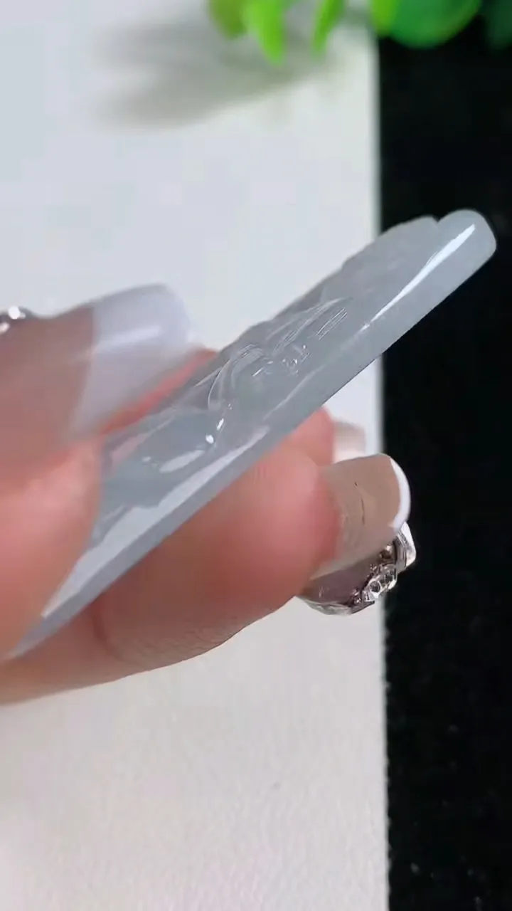 天然A货翡翠飘花大日如来吊坠，尺寸54.8-29-5.7，重量:21.82g
12月9日