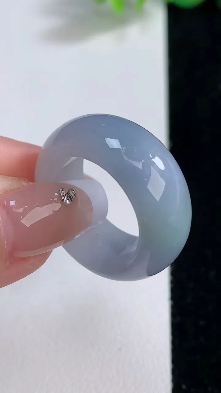 天然A货翡翠紫罗兰指环扳指，尺寸18.6-10.2-4.5，重量:10.28g2025年12月9日
工厂直销收藏佳品,种好水足，色泽均匀，有种有色，上手高大气！