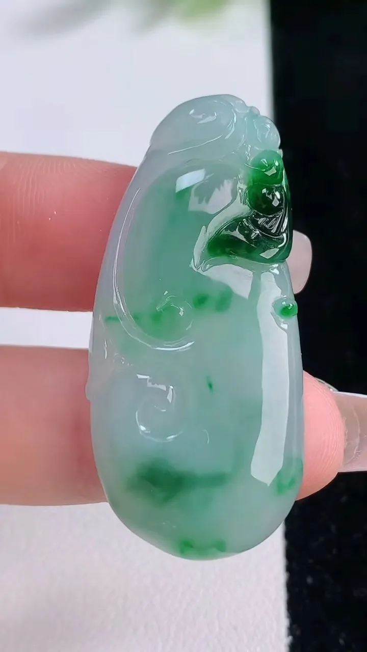 天然A货翡翠如意吊坠，尺寸42.3-19-4，重量:7.56g
12月9日