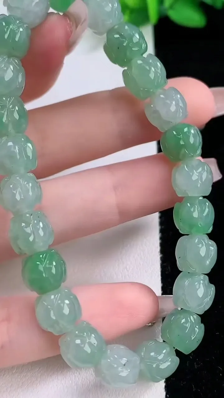 天然A货翡翠莲花手串，尺寸9-7.8-23颗，重量:27.10g12月9日
工厂直销收藏佳品,种好水足，色泽均匀，有种有色，上手高大气！