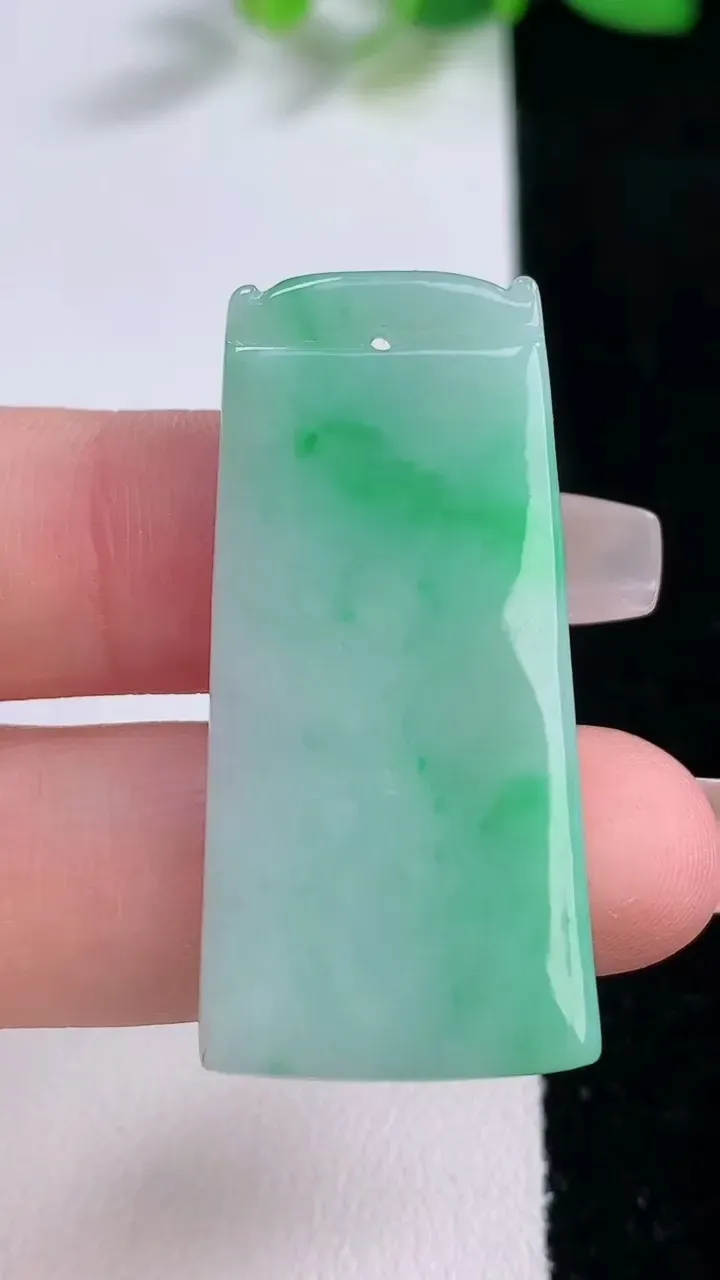 天然A货翡翠无事牌吊坠，尺寸39.6-19.3-3.9，重量:8.75g
12月9日