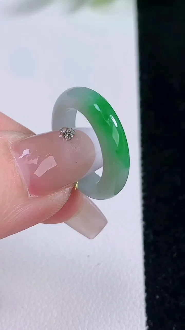 天然A货翡翠指环戒指，尺寸15-4-2.8，重量:2.52g2025年12月9日
工厂直销收藏佳品,