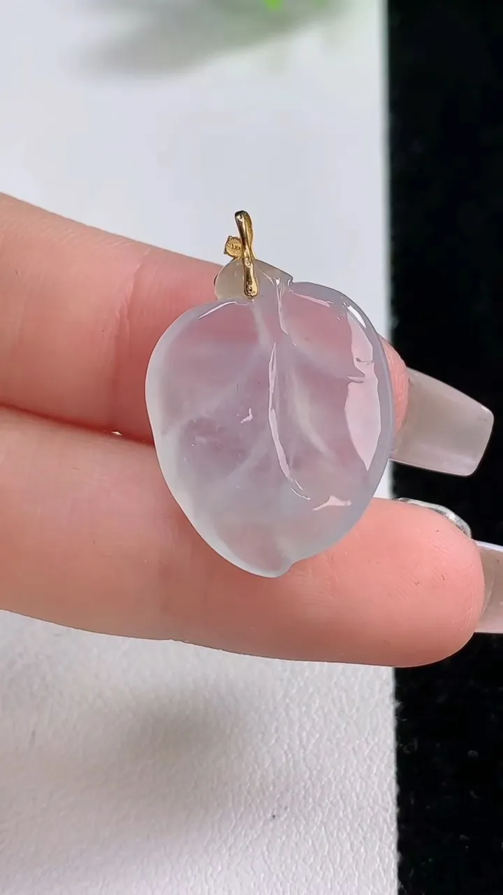 天然A货翡翠种白冰金枝玉叶  叶子吊坠，尺寸20.6-18-3.9，重量:3.28g
12月9日