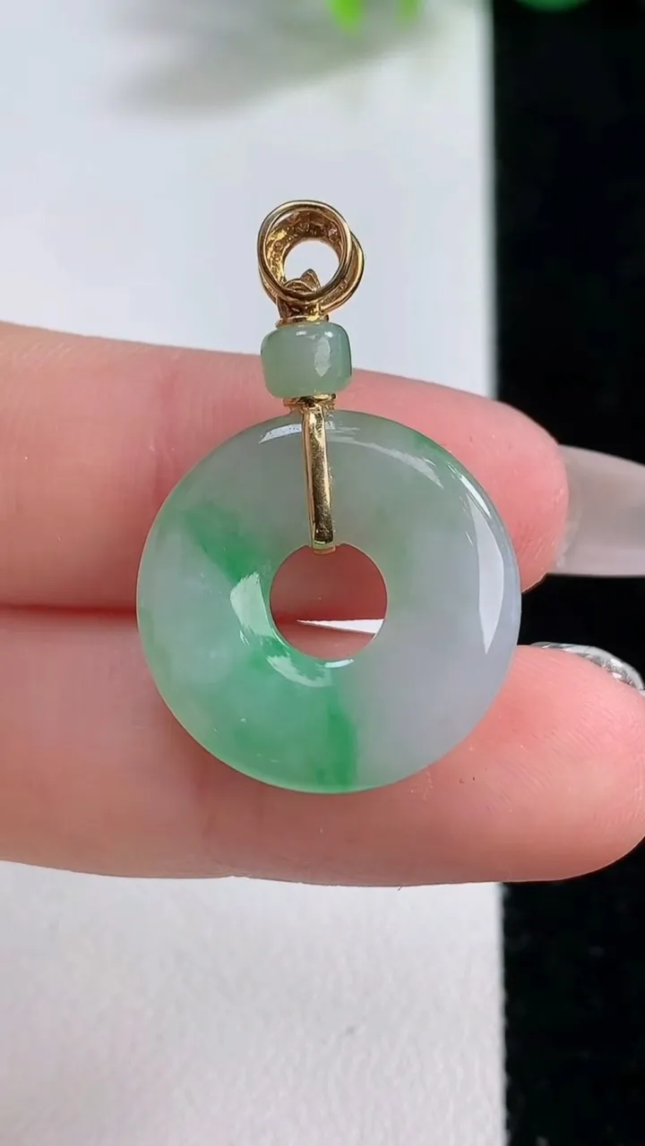 天然A货翡翠平安环吊坠，尺寸19.4-3.4，重量:4.11g
12月9日