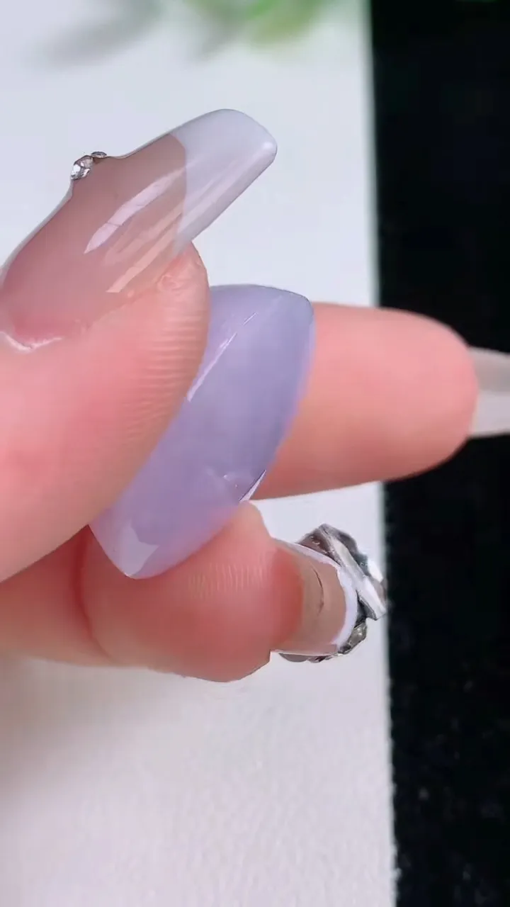 天然A货翡翠紫罗兰蛋面吊坠，尺寸21.7-18.5-11.7，重量:8.24g
12月9日