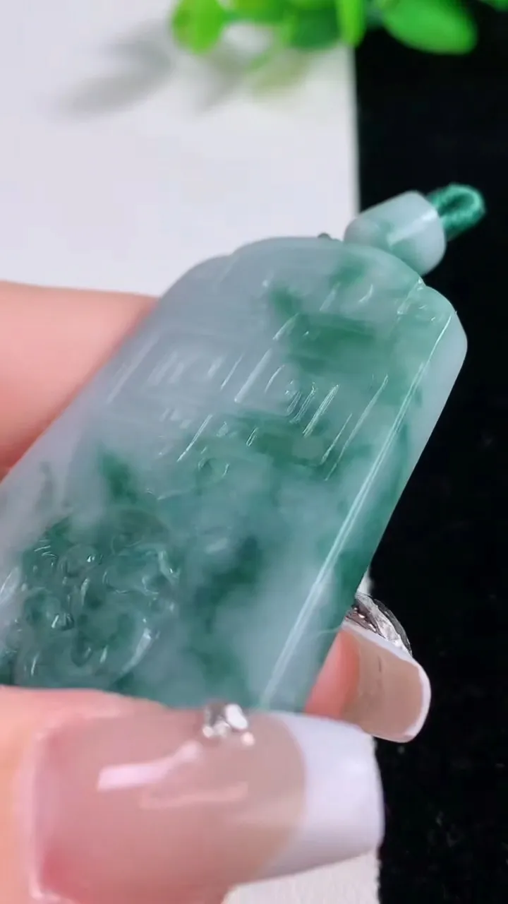 天然A货翡翠飘花仿古无事牌吊坠，尺寸50.5-36.5-5.4，重量:28.93g
12月9日