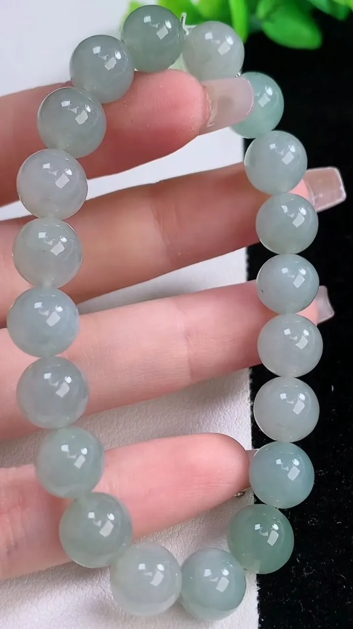 天然A货翡翠圆珠手串，尺寸9.4-20颗，重量:29.34g12月9日
工厂直销收藏佳品,种好水足，色泽均匀，有种有色，上手高大气！