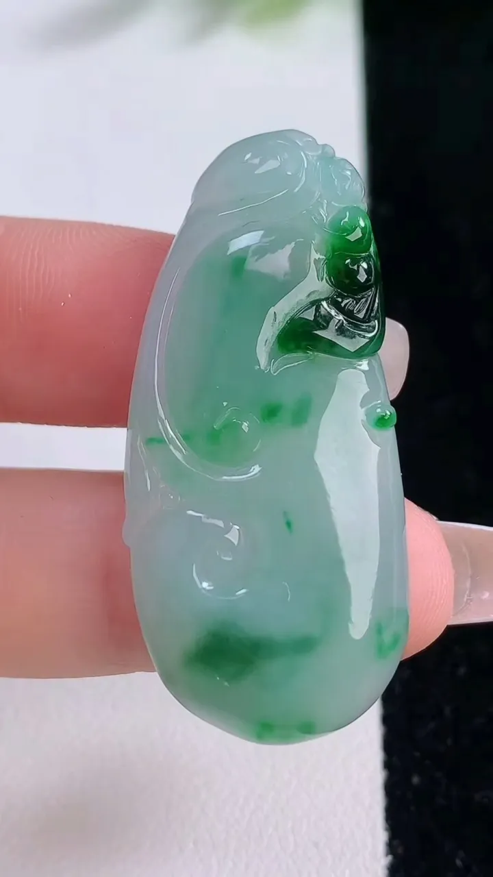 天然A货翡翠如意吊坠，尺寸42.3-19-4，重量:7.56g
12月9日