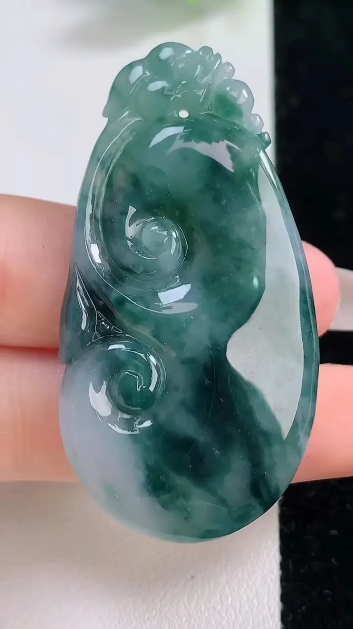 天然A货翡翠飘花如意吊坠，尺寸52.8-27.2-7.4，重量:19.00g
12月9日