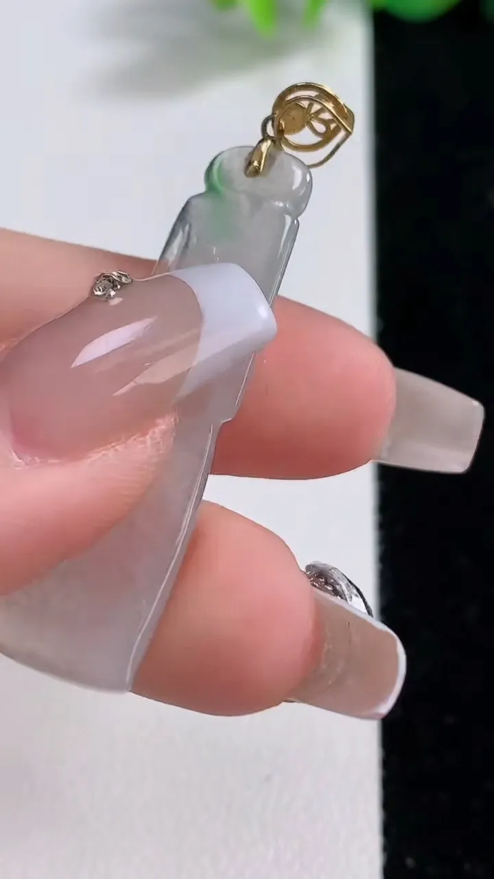 天然A货翡翠节节高升 竹节吊坠，尺寸41-11.6-4，重量:3.99g
12月9日