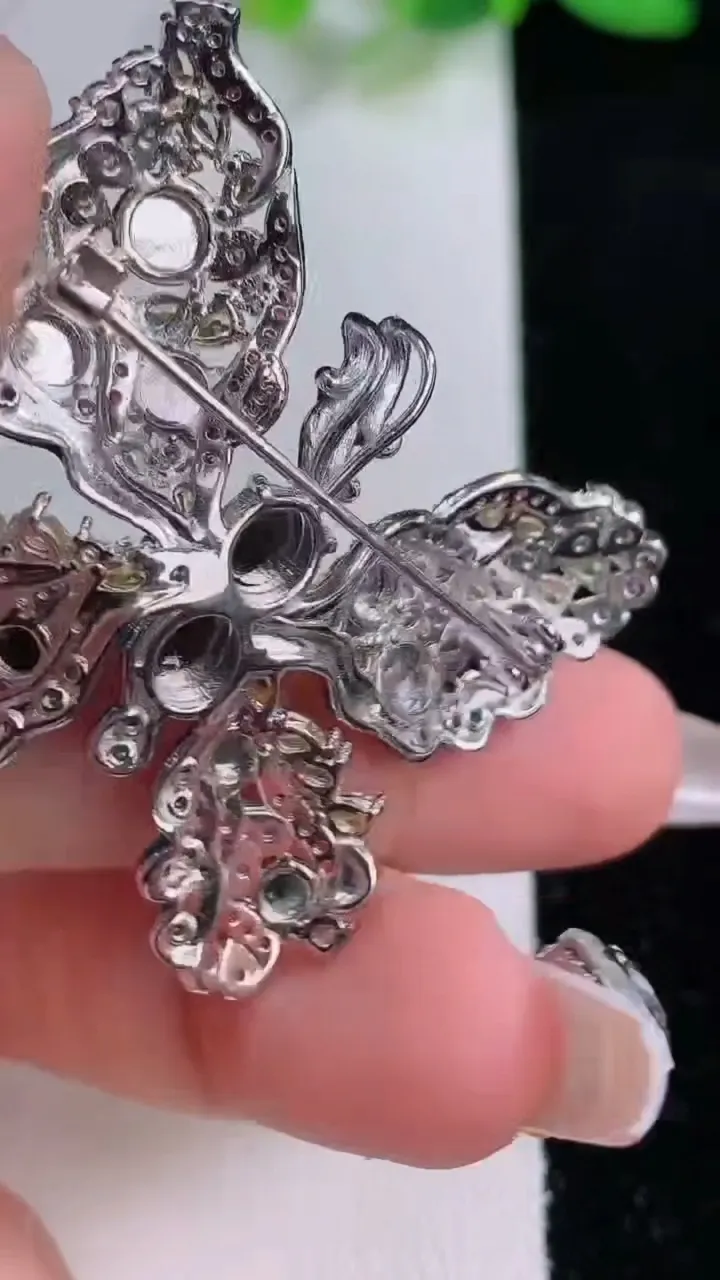 天然A货翡翠蛋面蝴蝶胸针，尺寸4.8，重量:10.18g
12月9日