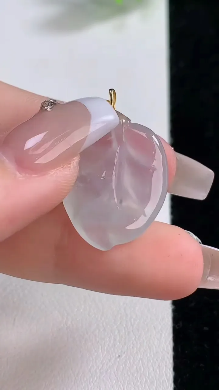 天然A货翡翠种白冰金枝玉叶  叶子吊坠，尺寸20.6-18-3.9，重量:3.28g
12月9日