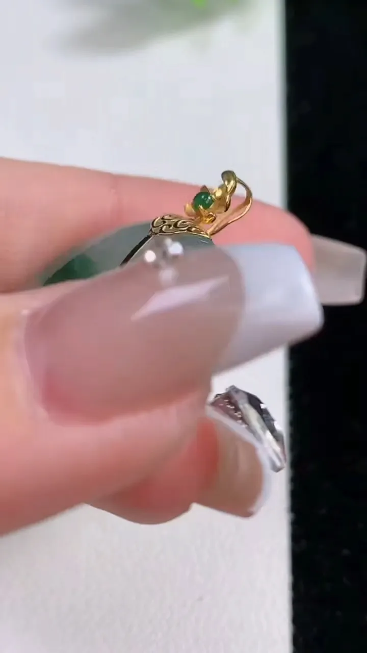 天然A货翡翠种飘花平安扣吊坠，尺寸24-5，重量:6.08g
12月9日