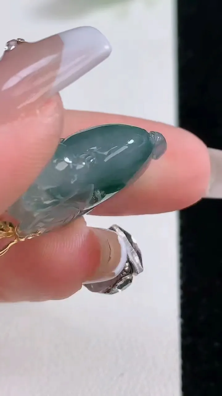 天然A货翡翠种飘花金蟾吊坠，尺寸23.2-17-8.9，重量:6.38g
12月9日