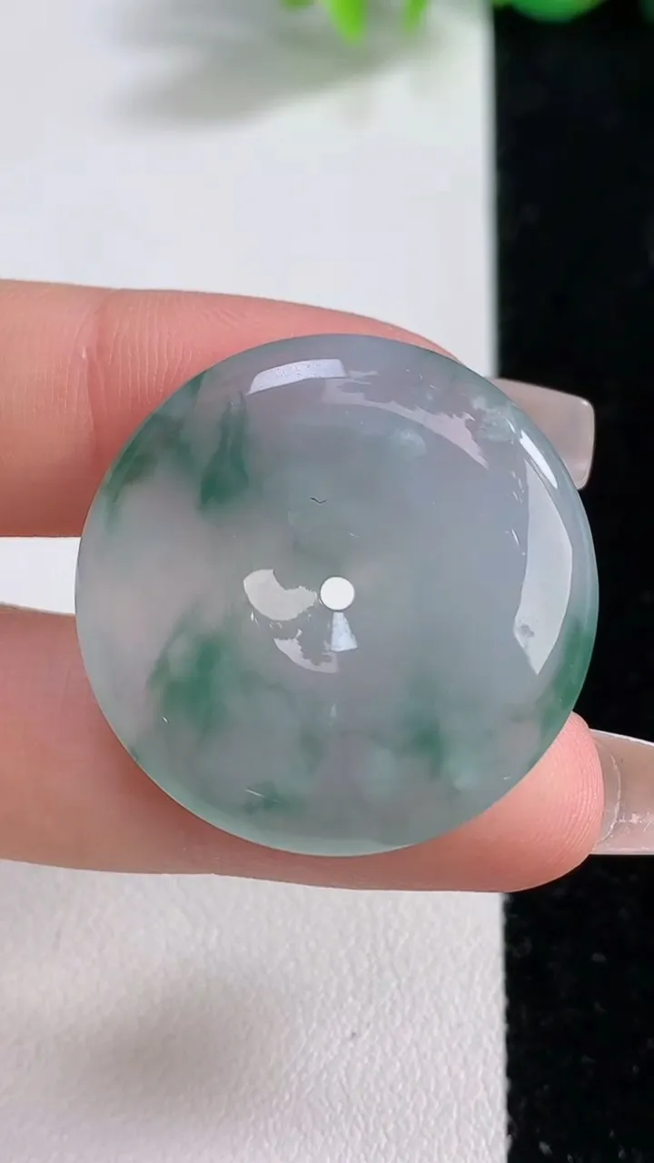 天然A货翡翠冰种飘花平安扣吊坠，尺寸29.4-5.5，重量:10.16g
12月10日