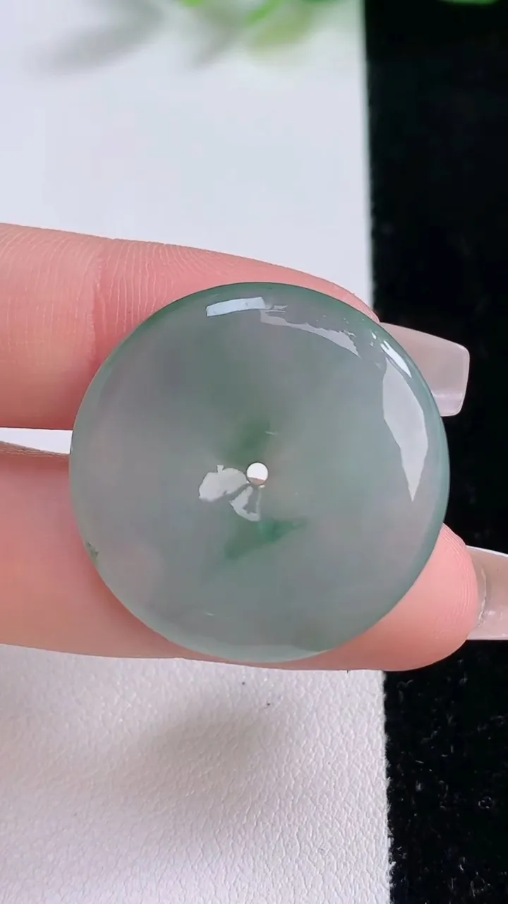 天然A货翡翠冰种飘花平安扣吊坠，尺寸28-5.3，重量:9.18g
12月9日