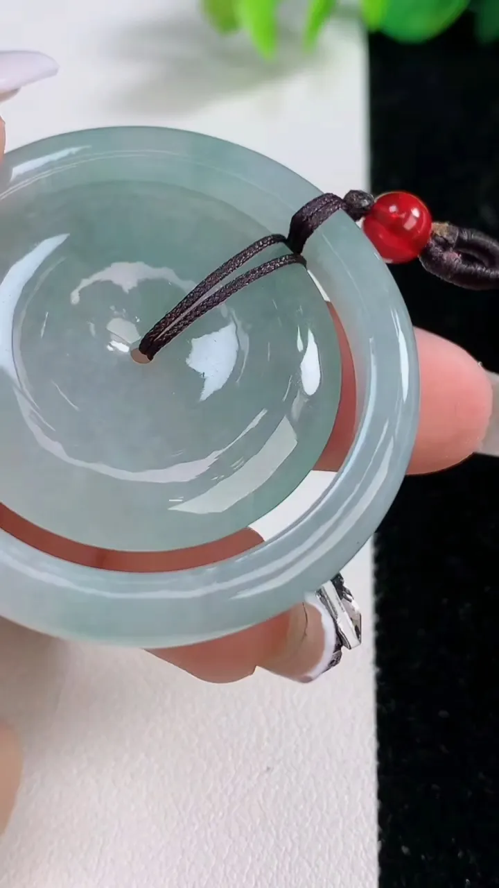 天然A货翡翠飘花母子平安扣吊坠，尺寸45-5.6，重量:22.90g
12月9日