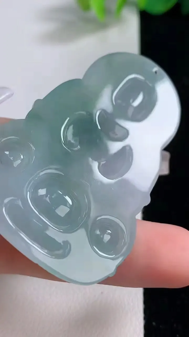 天然A货翡翠冰种飘花观音菩萨吊坠，尺寸58.2-37-5.4，重量:23.40g
12月9日