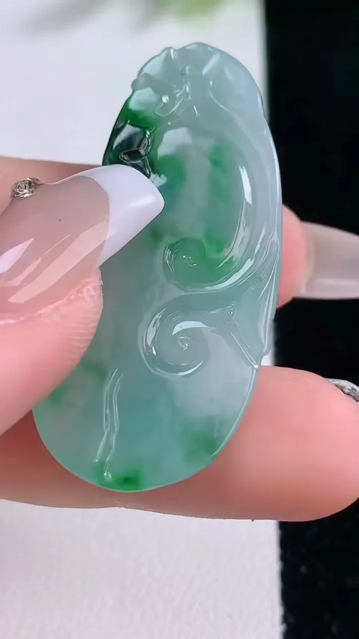 天然A货翡翠如意吊坠，尺寸42.3-19-4，重量:7.56g
12月9日