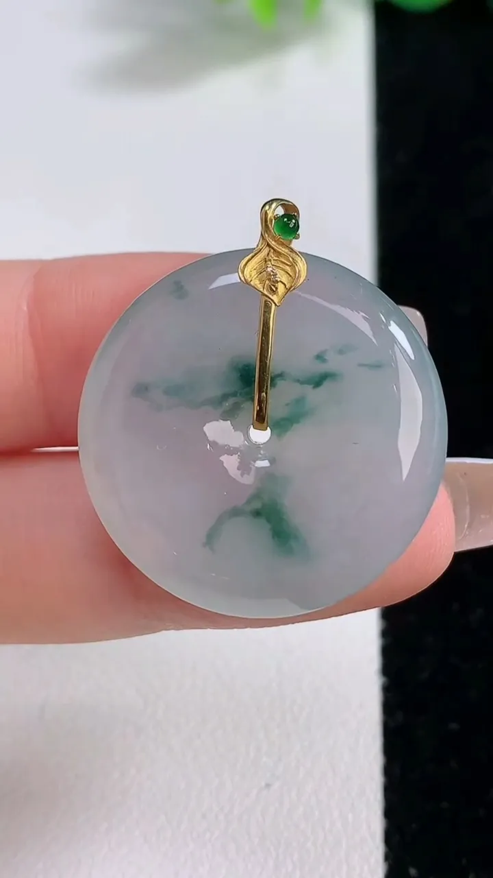 天然A货翡翠种飘花平安扣吊坠，尺寸26.7-5.8，重量:9.09g
12月9日