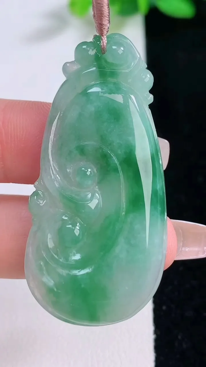 天然A货翡翠如意吊坠，尺寸49.3-24-5.5，重量:11.77g
12月9日