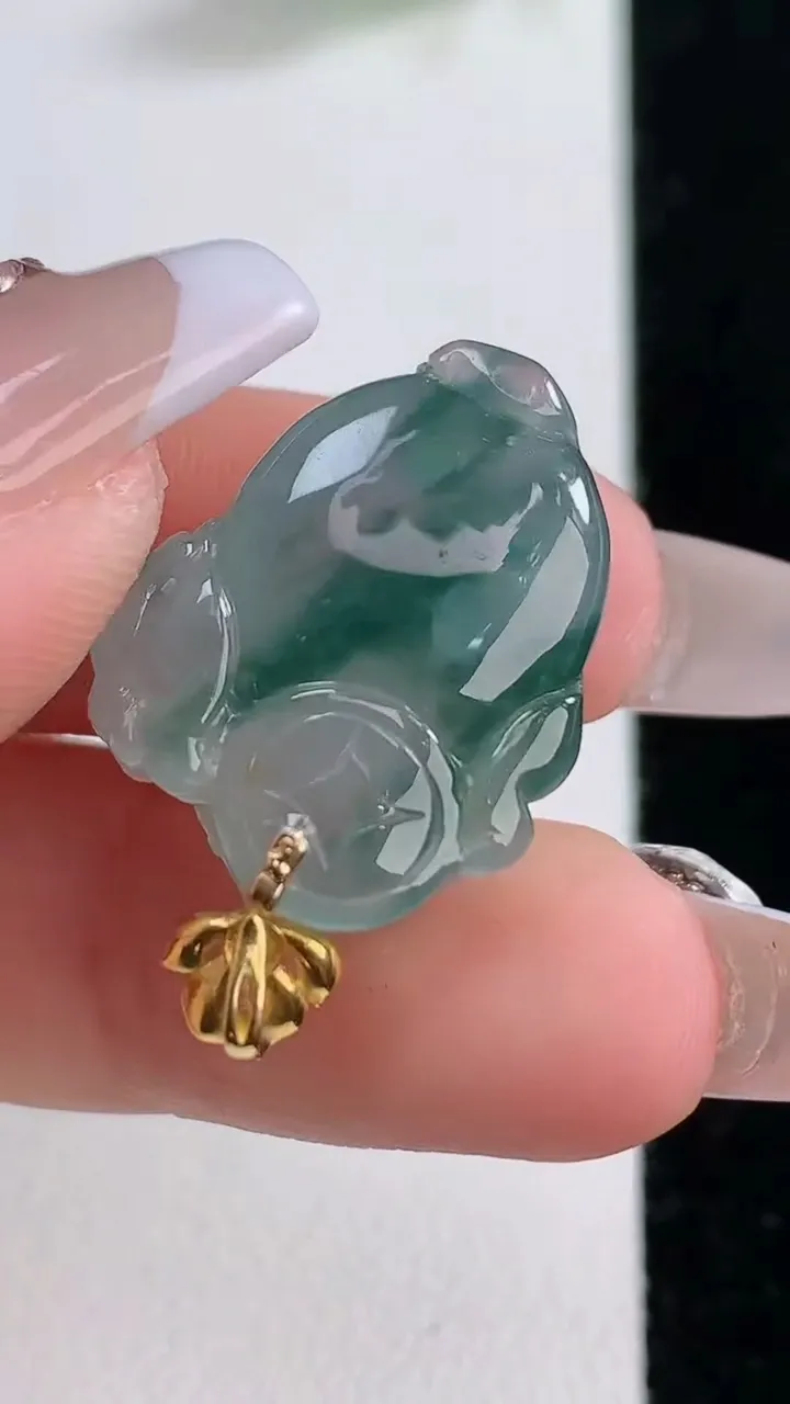 天然A货翡翠种飘花金蟾吊坠，尺寸23.2-17-8.9，重量:6.38g
12月9日