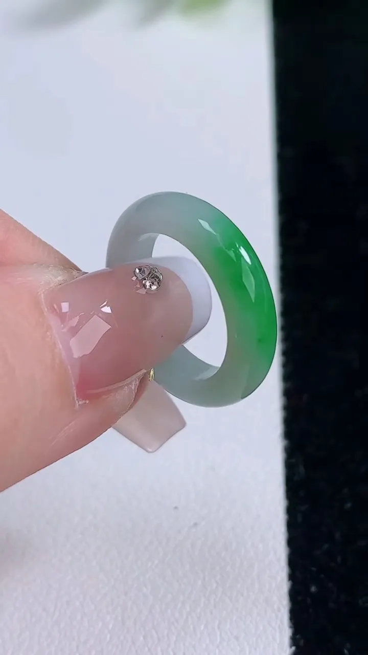 天然A货翡翠指环戒指，尺寸15-4-2.8，重量:2.52g2025年12月9日
工厂直销收藏佳品,种好水足，色泽均匀，有种有色，上手高大气！