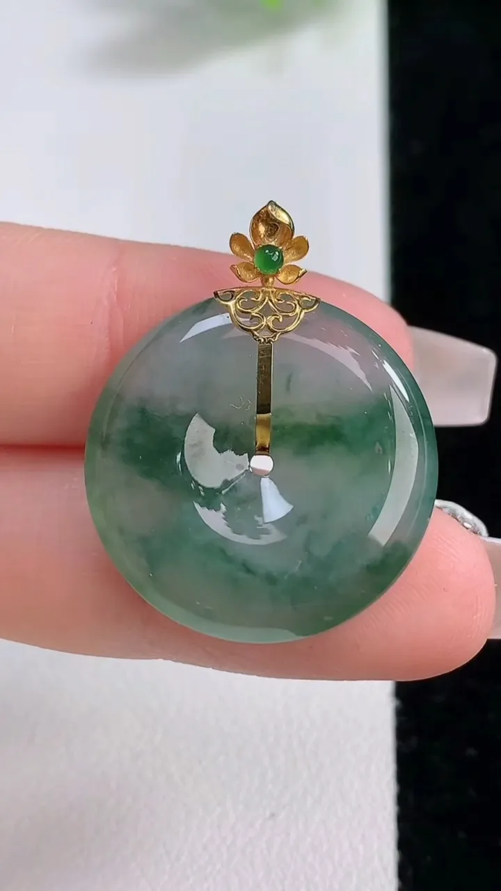 天然A货翡翠种飘花平安扣吊坠，尺寸24-5，重量:6.08g
12月9日