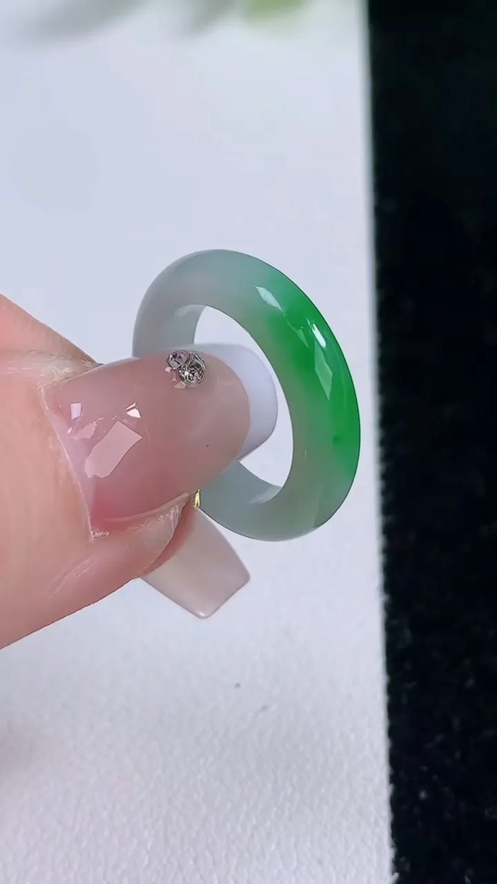 天然A货翡翠指环戒指，尺寸15-4-2.8，重量:2.52g2025年12月9日
工厂直销收藏佳品,