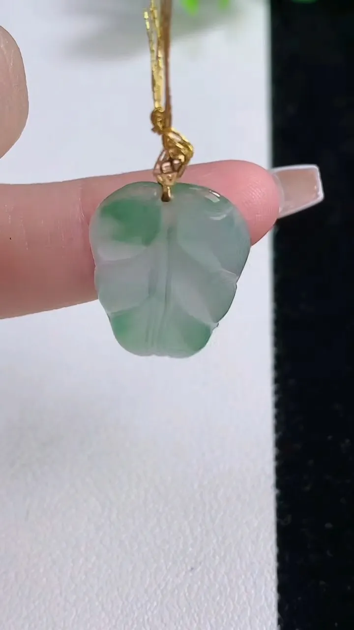 天然A货翡翠金枝玉叶 叶子吊坠，尺寸27.3-15.8-3.3，重量:2.82g
12月9日