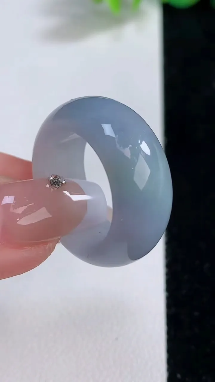 天然A货翡翠紫罗兰指环扳指，尺寸18.6-10.2-4.5，重量:10.28g2025年12月9日
工厂直销收藏佳品,种好水足，色泽均匀，有种有色，上手高大气！