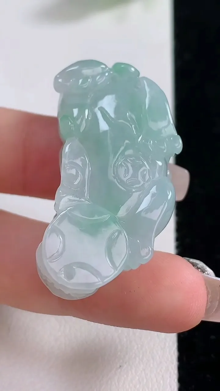 天然A货翡翠貔貅吊坠，尺寸39.2-20.2-12，重量:21.01g
12月9日