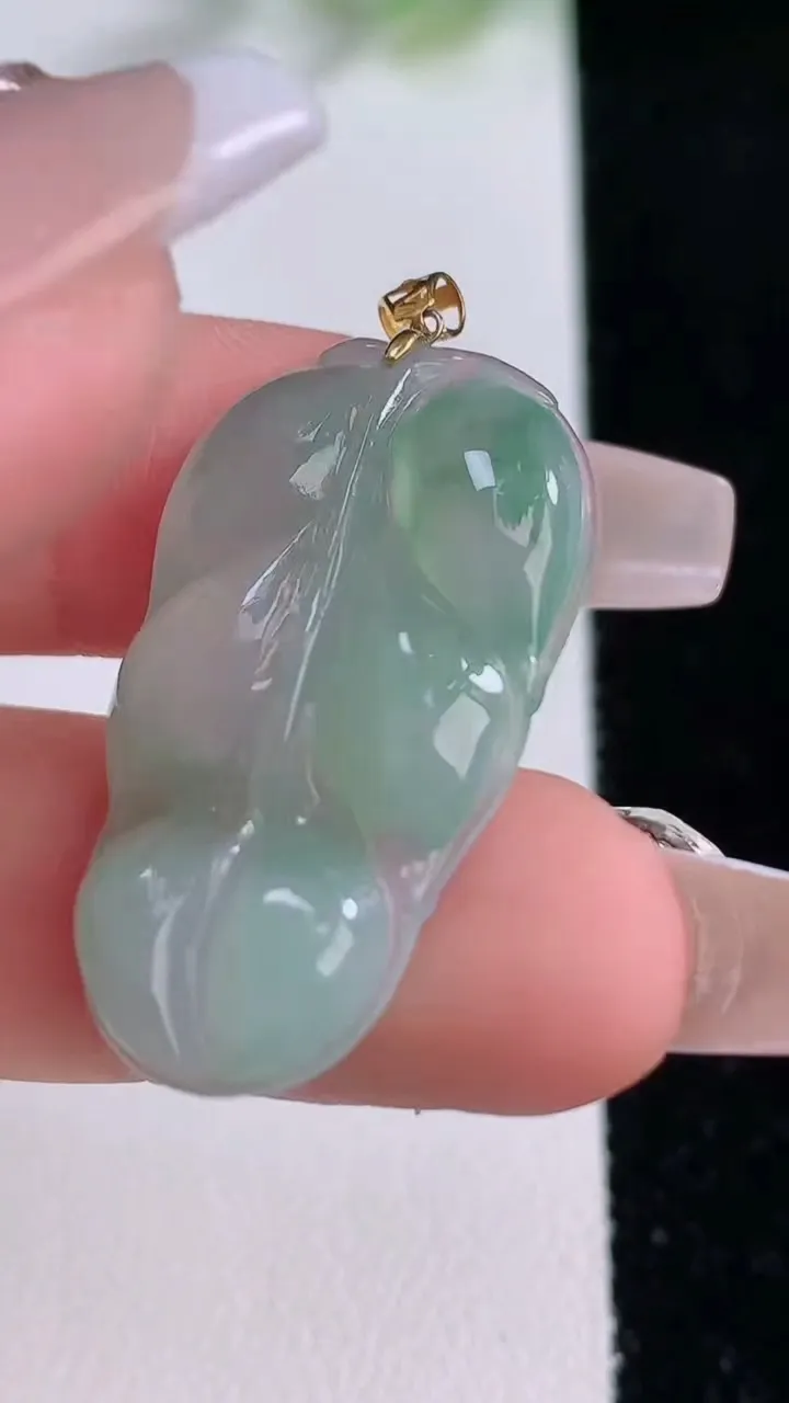 天然A货翡翠种飘花金枝玉叶 叶子吊坠，尺寸31.4-18.3-4，重量:4.21g
12月9日