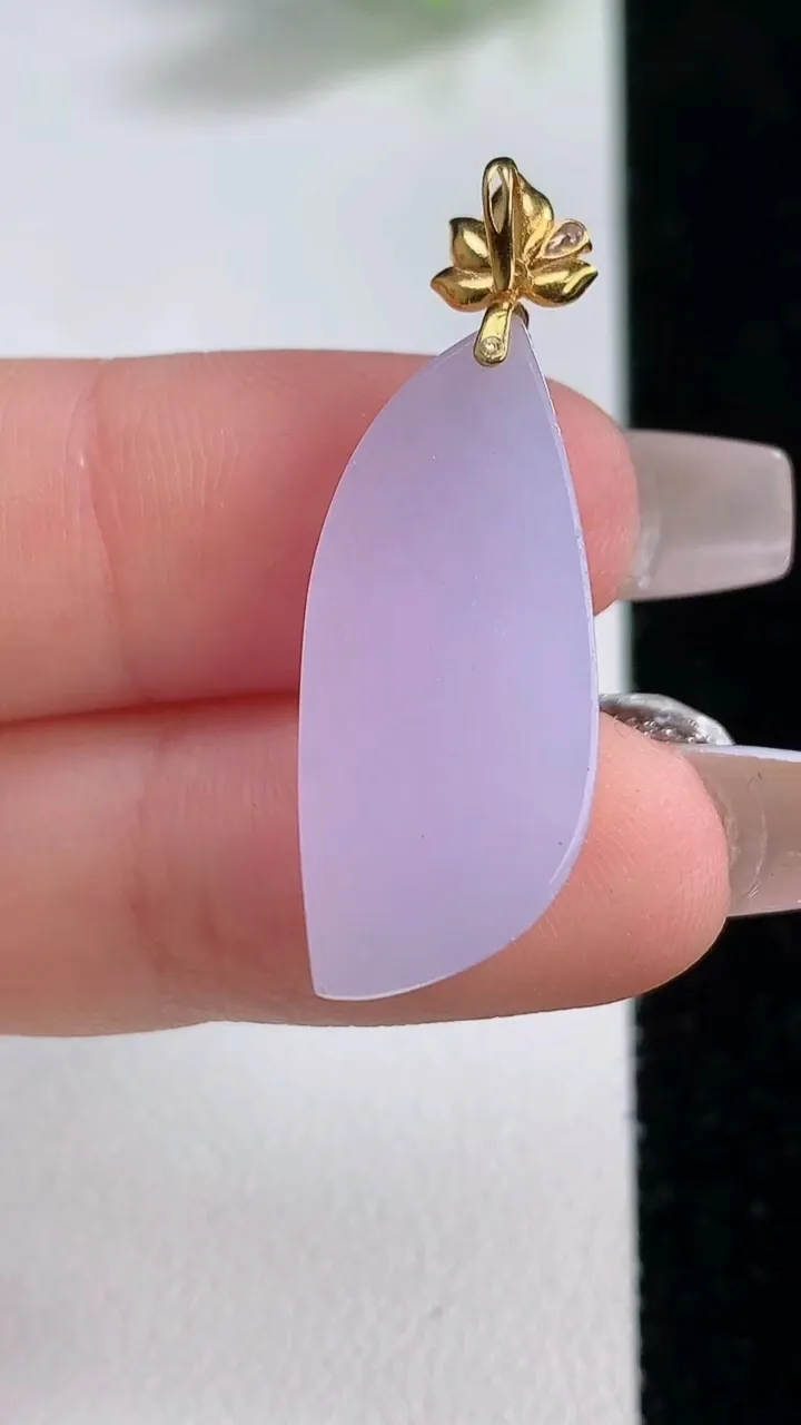 天然A货翡翠18K金紫罗兰随形吊坠，尺寸25.6-12-6.6，重量:4.02g
12月9日