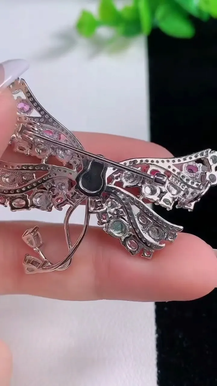 天然A货翡翠葫芦胸针，尺寸7.8-5.7-3.9，重量:10.29g
12月9日