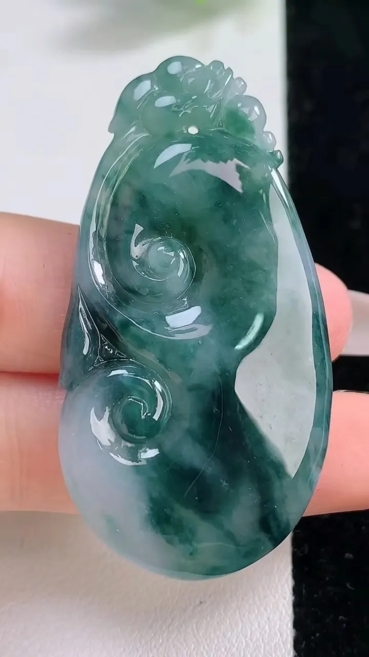 天然A货翡翠飘花如意吊坠，尺寸52.8-27.2-7.4，重量:19.00g
12月9日