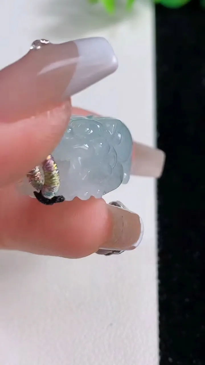 天然A货翡翠飘花貔貅吊坠，尺寸30-17.6-12.3，重量:14.67g
12月9日