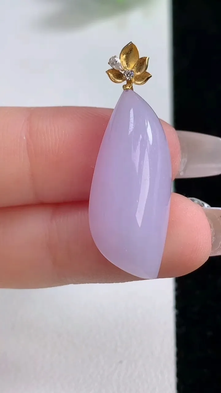 天然A货翡翠18K金紫罗兰随形吊坠，尺寸25.6-12-6.6，重量:4.02g
12月9日