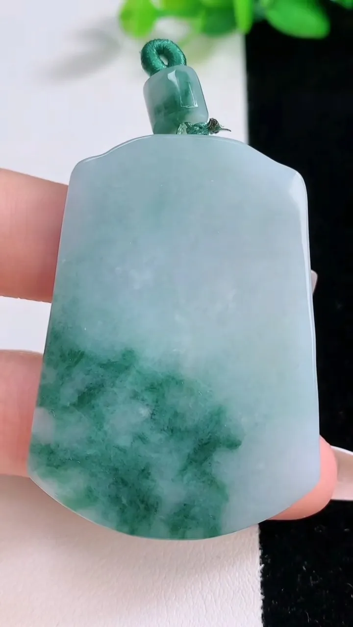 天然A货翡翠飘花仿古无事牌吊坠，尺寸50.5-36.5-5.4，重量:28.93g
12月9日