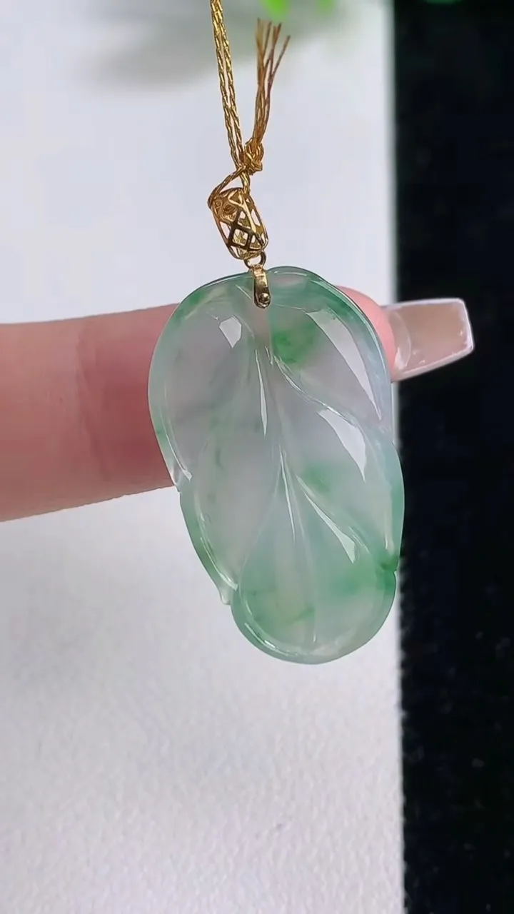 天然A货翡翠金枝玉叶 叶子吊坠，尺寸27.3-15.8-3.3，重量:2.82g
12月9日