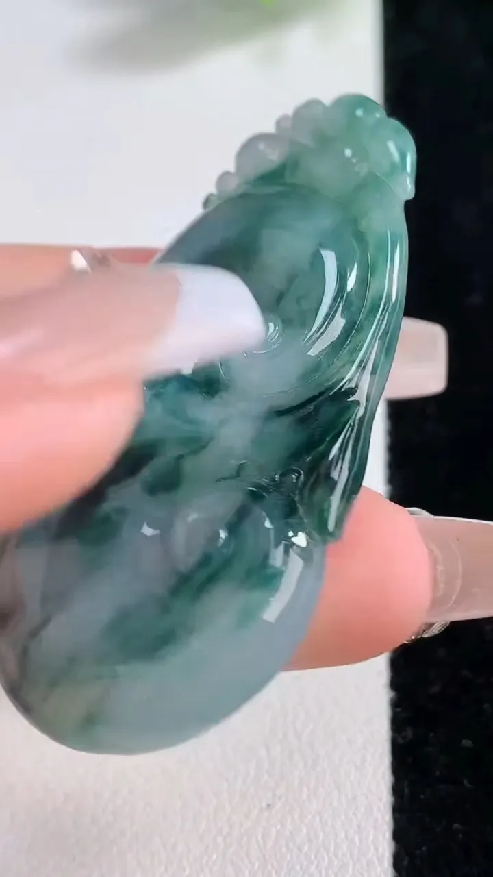 天然A货翡翠飘花如意吊坠，尺寸52.8-27.2-7.4，重量:19.00g
12月9日