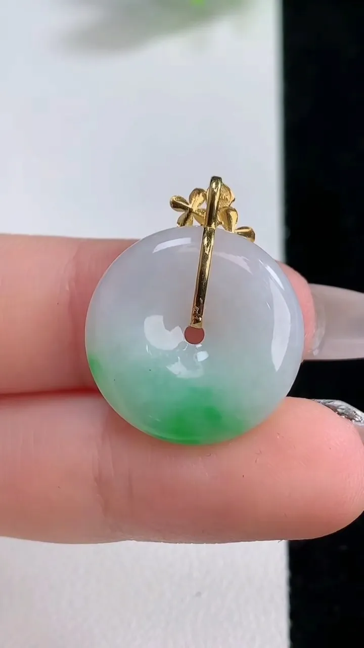 天然A货翡翠平安扣吊坠，尺寸19.5-4.4，重量:4.00g
12月9日