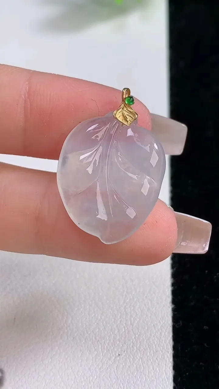 天然A货翡翠种白冰金枝玉叶  叶子吊坠，尺寸20.6-18-3.9，重量:3.28g
12月9日