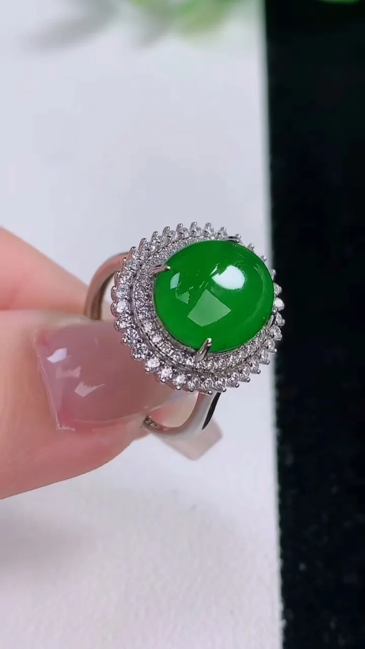 天然A货翡翠蛋面戒指，尺寸12.3-9.6-6.8，重量:3.17g2025年12月9日
工厂直销收