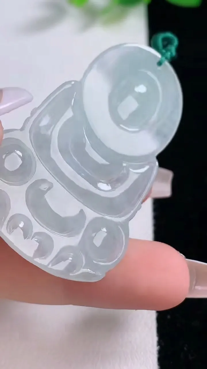 天然A货翡翠观音菩萨吊坠，尺寸49.7-33.2-4.8，重量:13.45g
12月9日