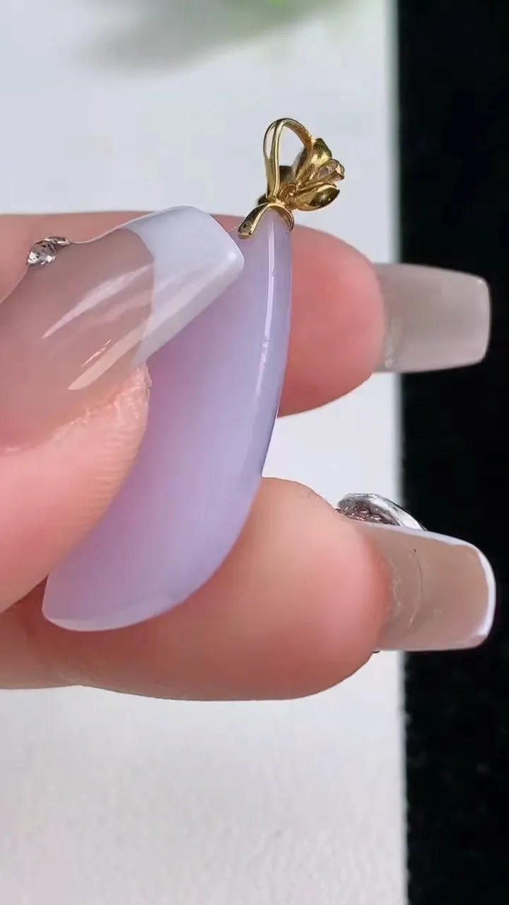 天然A货翡翠18K金紫罗兰随形吊坠，尺寸25.6-12-6.6，重量:4.02g
12月9日