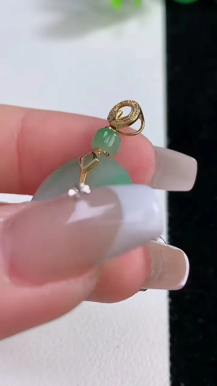 天然A货翡翠平安环吊坠，尺寸19.4-3.4，重量:4.11g
12月9日