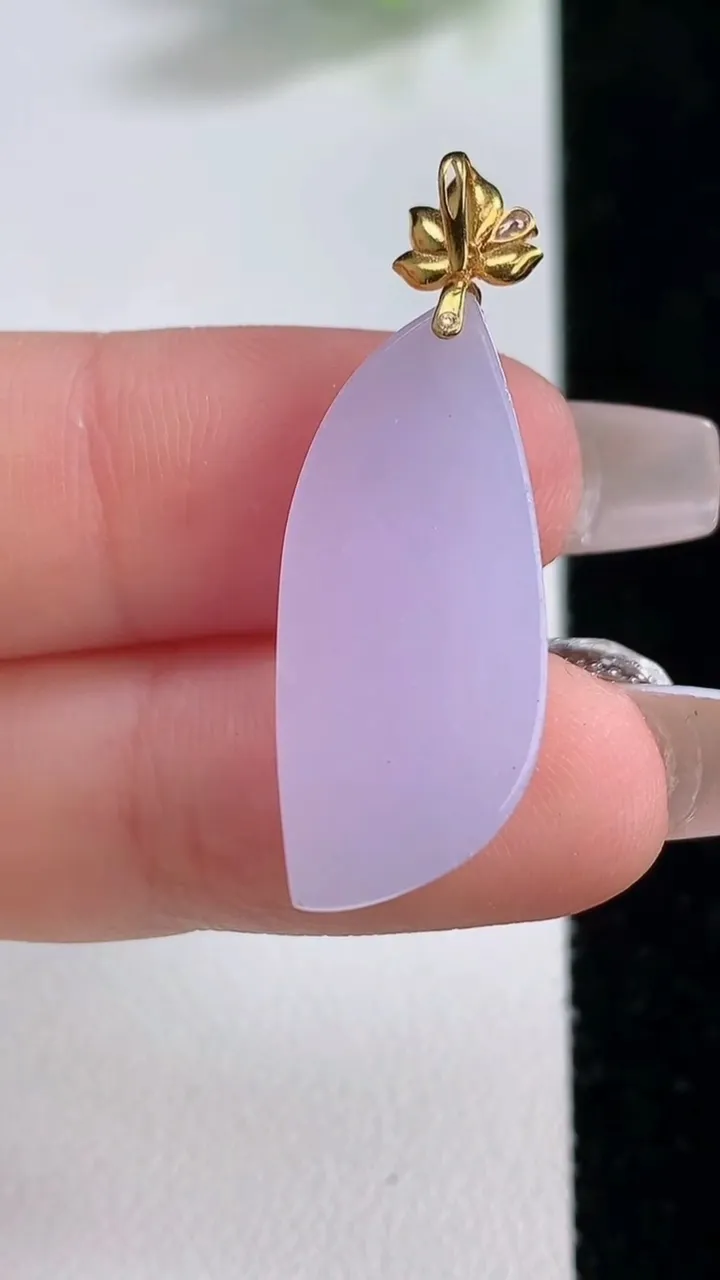 天然A货翡翠18K金紫罗兰随形吊坠，尺寸25.6-12-6.6，重量:4.02g
12月9日