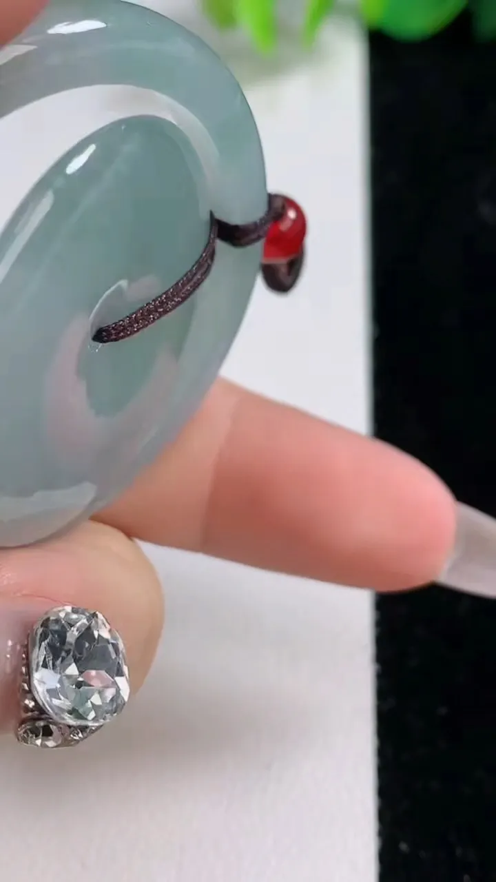 天然A货翡翠飘花母子平安扣吊坠，尺寸45-5.6，重量:22.90g
12月9日