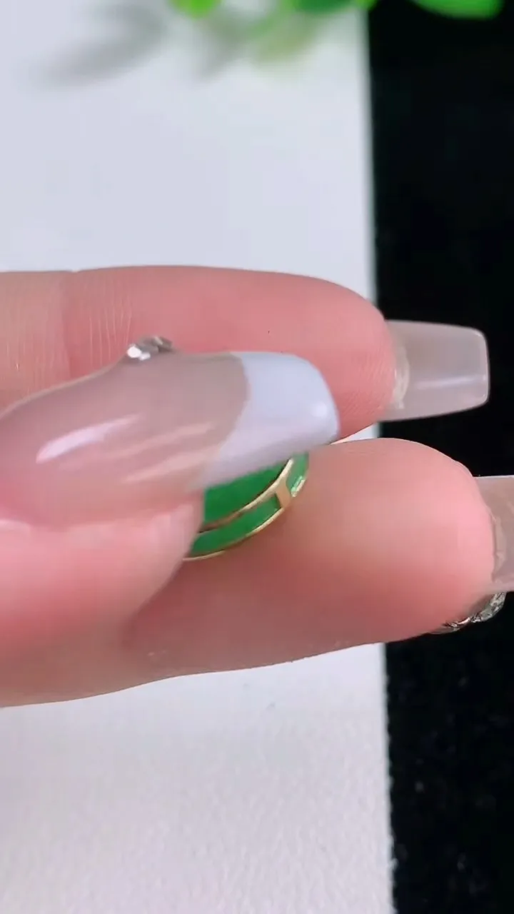 天然A货翡翠无事牌吊坠，尺寸13.4-2，重量:1.39g
12月9日